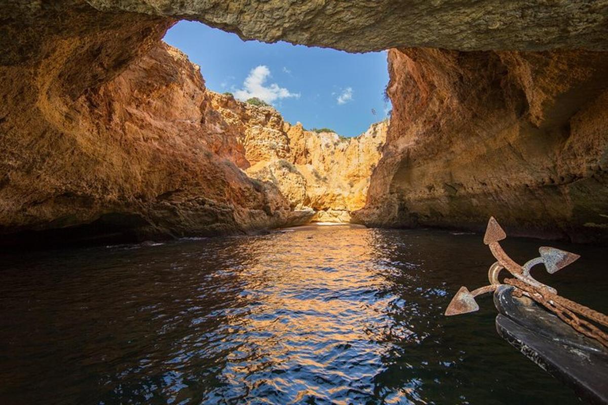 ein Blick aus dem Inneren einer Höhle im Wasser