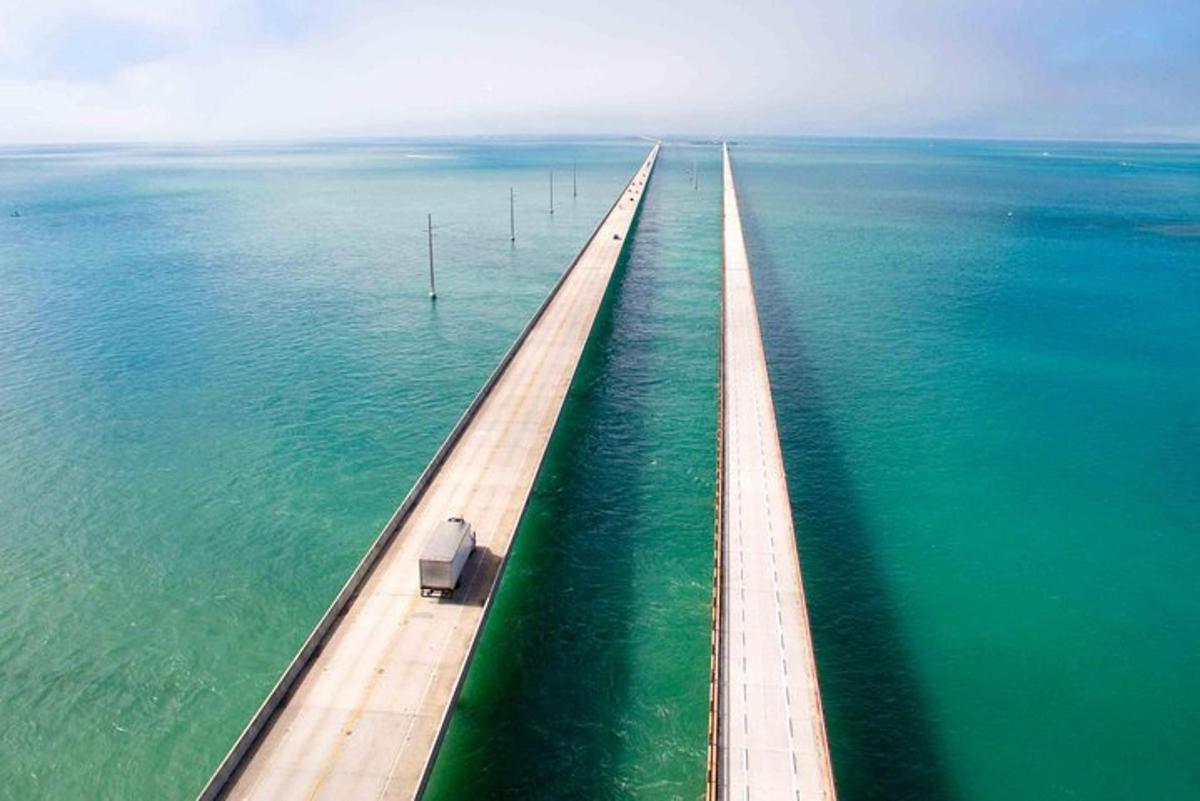 una vista aerea di un ponte sull'acqua