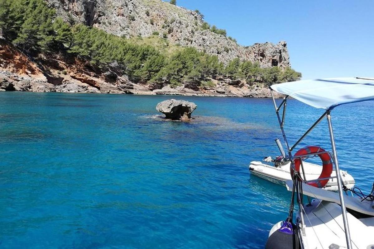 Un barco en el agua con una roca en la distancia