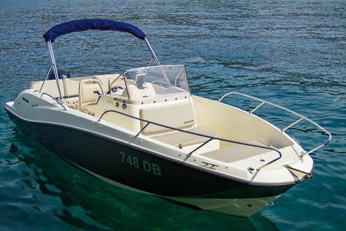 una barca bianca e nera nell'acqua