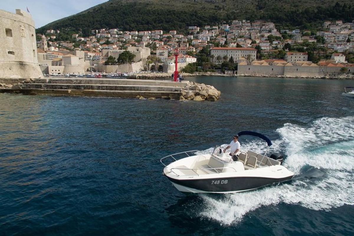 um homem em um barco na água
