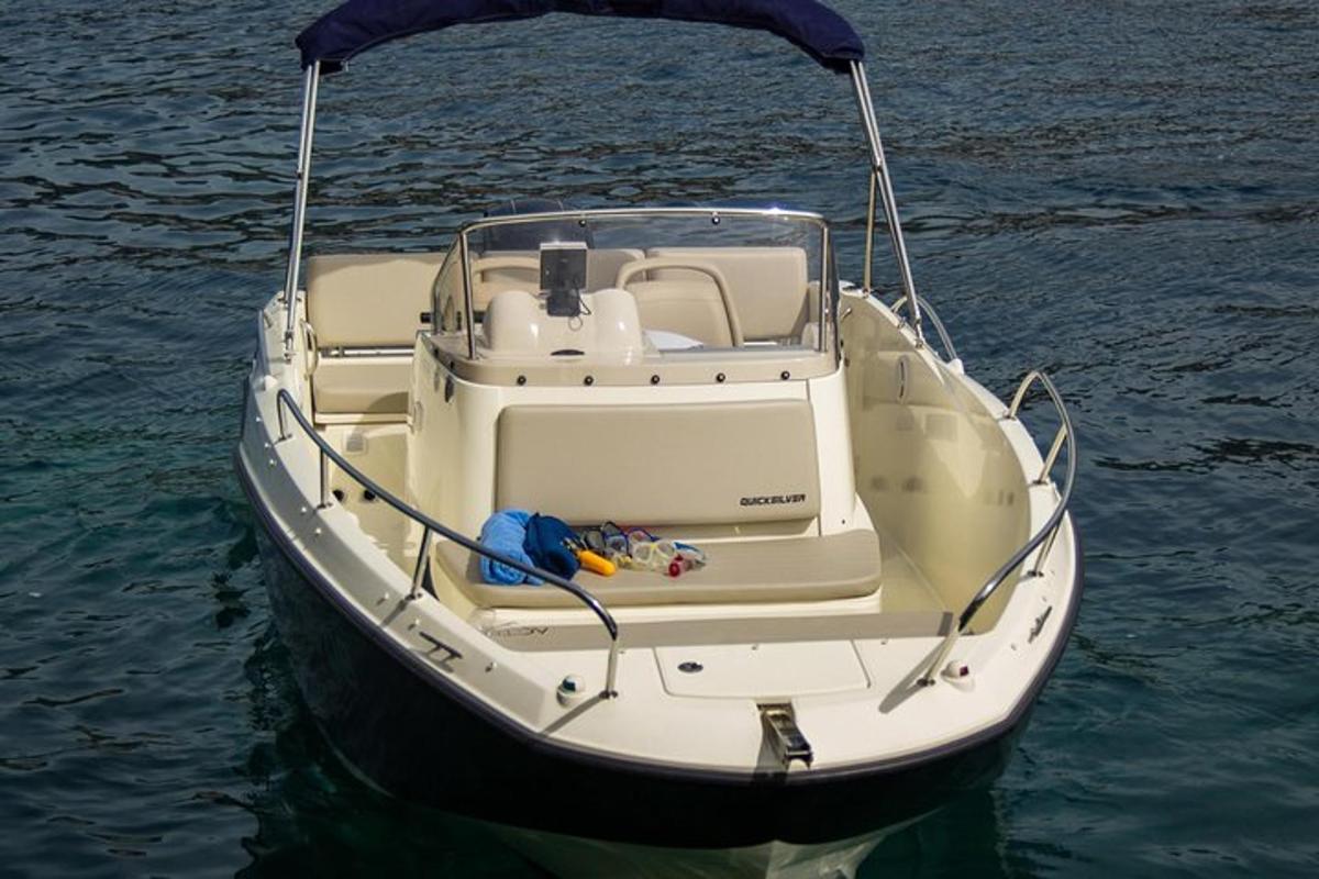 una barca bianca seduta nell'acqua