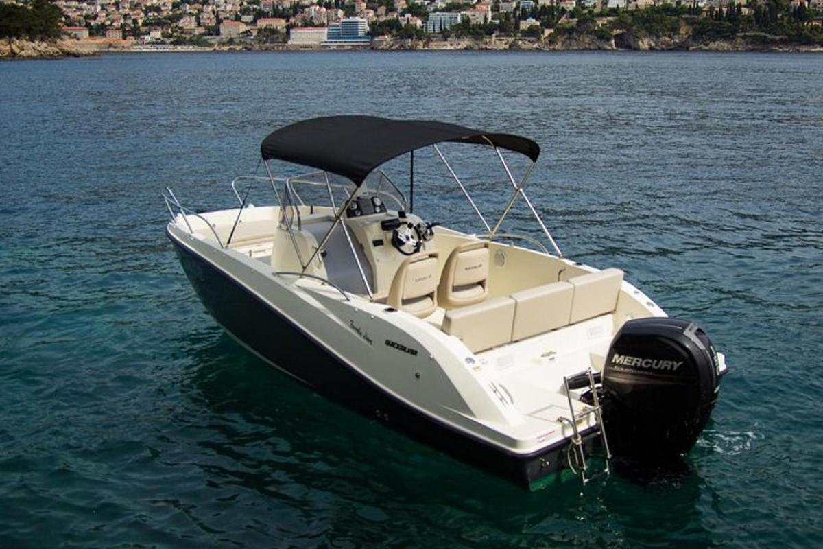 um barco branco na água na água
