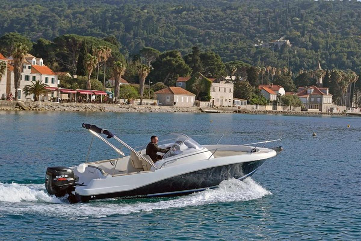 moški v gliserju na vodi