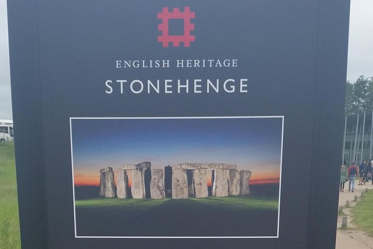 a sign with the words english heritage stonehenge