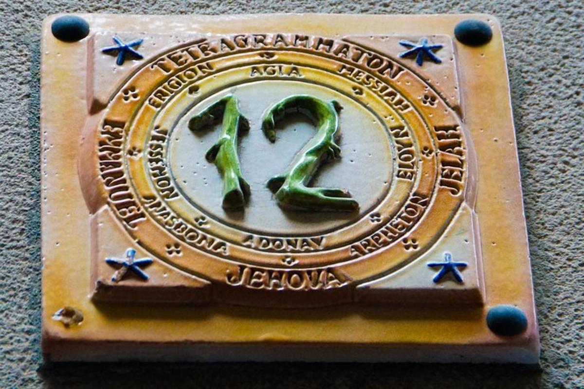 plak loyang dengan tanda yang mengatakan zodiak