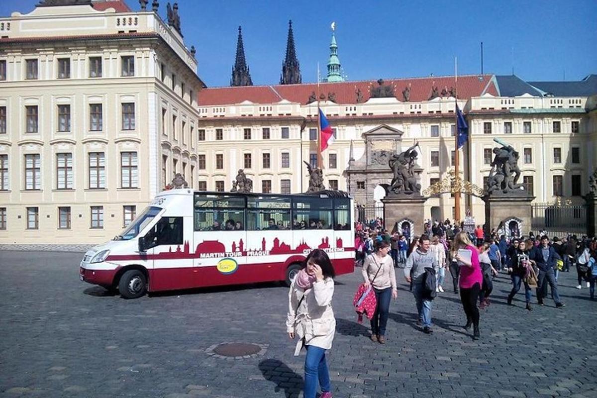 skupina lidí jdoucích před autobusem