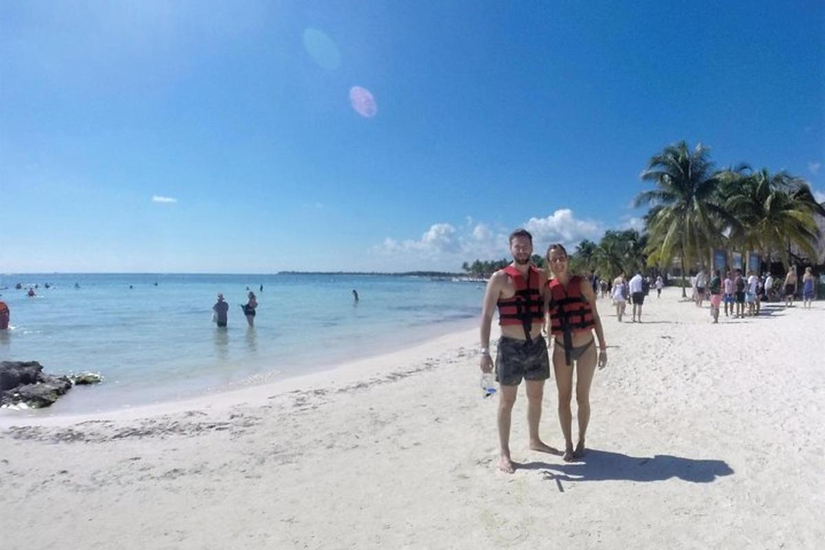 seorang lelaki dan seorang wanita berdiri di pantai