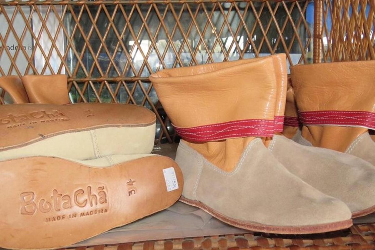 sebuah rak dengan tiga jenis kasut yang berbeza