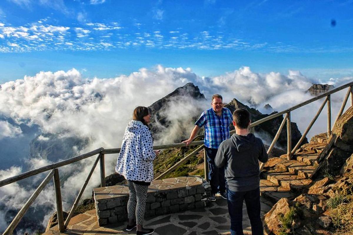 sekumpulan orang berdiri di puncak gunung