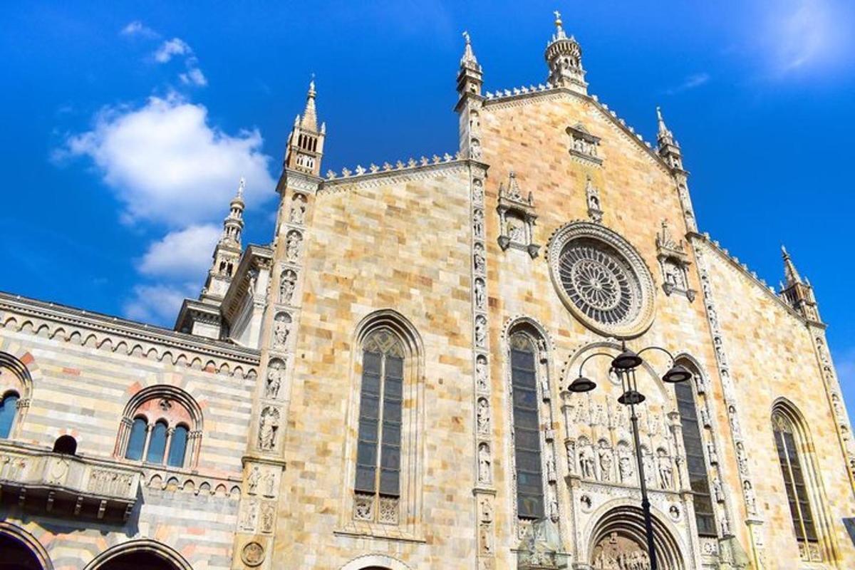 suur telliskivihoone sinise taevaga taustal