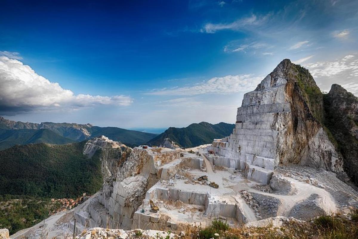 pemandangan gunung berbatu dengan
