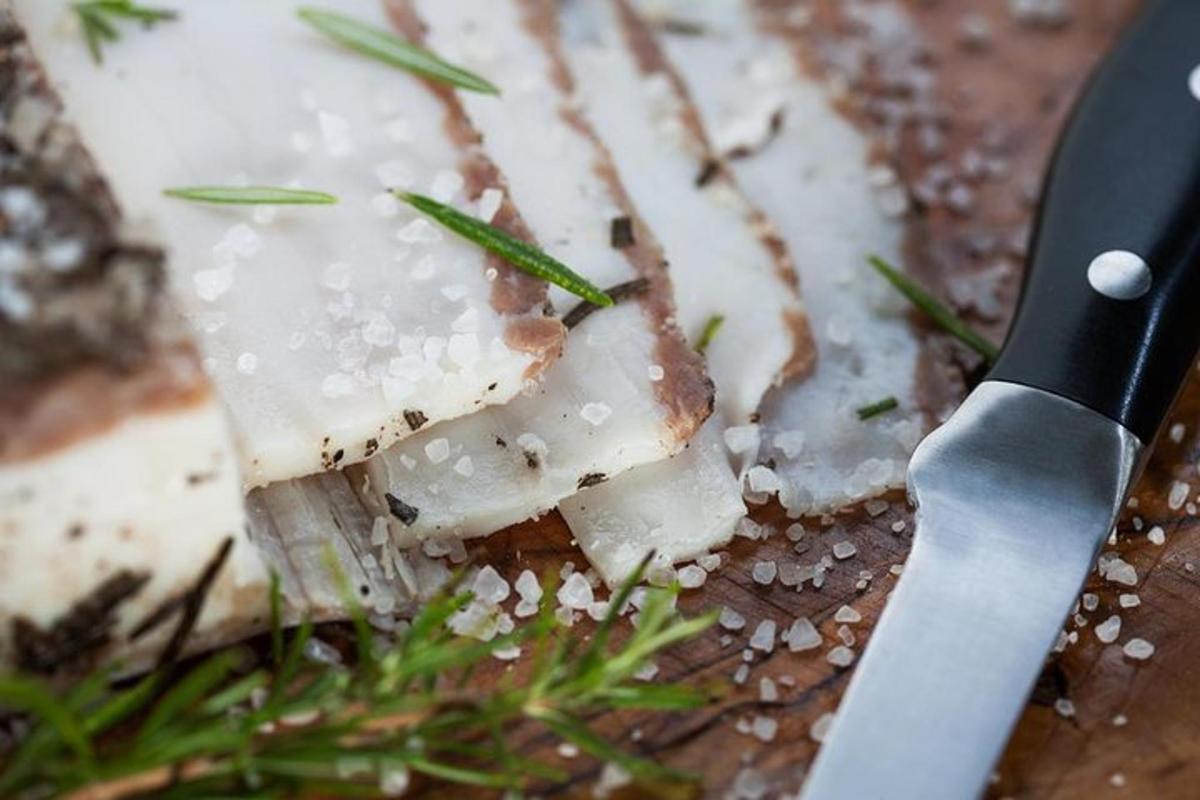 sekeping makanan dengan pisau di atas meja
