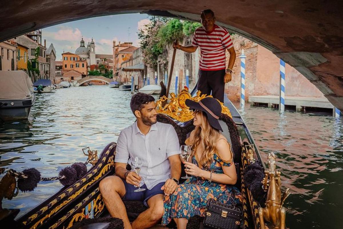 un uomo e una donna seduti su una gondola