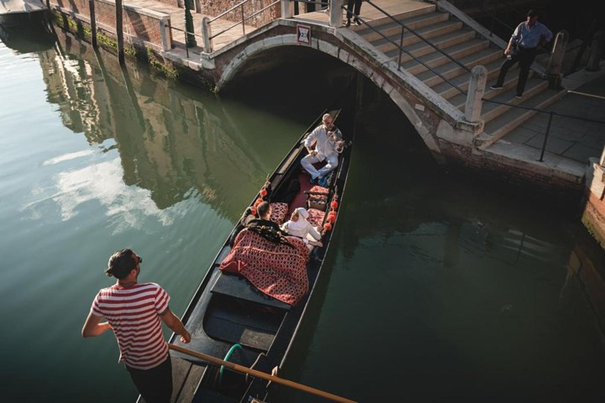 sekumpulan orang dalam gondola di dalam air