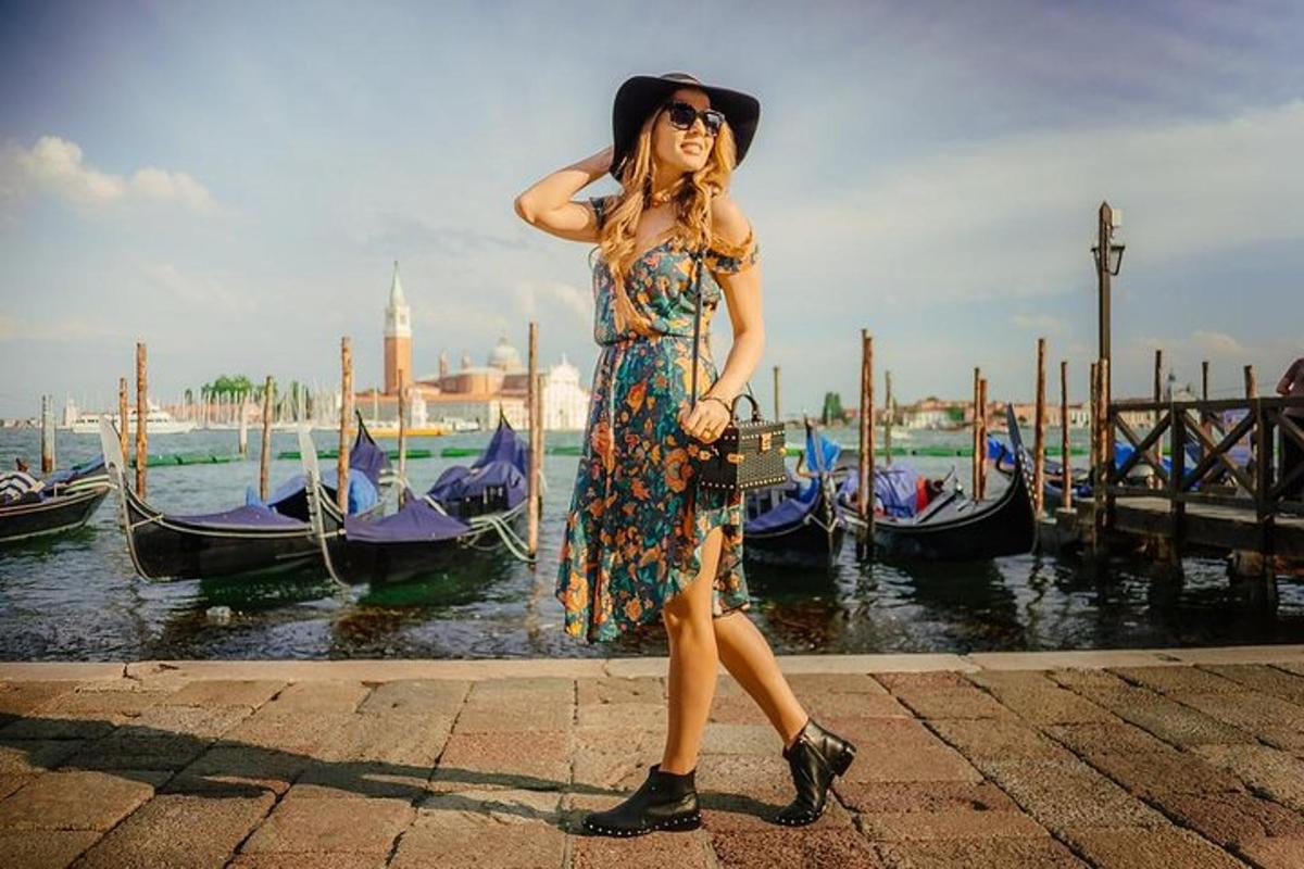 Una mujer con un vestido y un sombrero parada cerca de un muelle