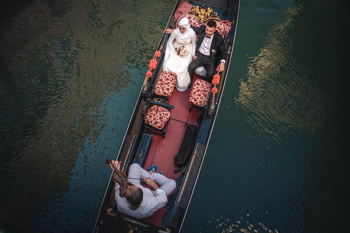 pasangan pengantin dalam bot di atas air