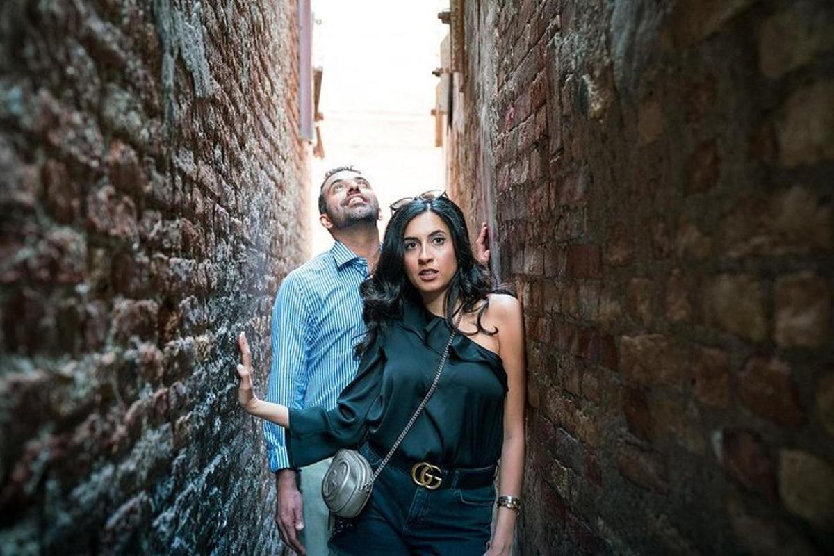 Un hombre y una mujer de pie en un callejón