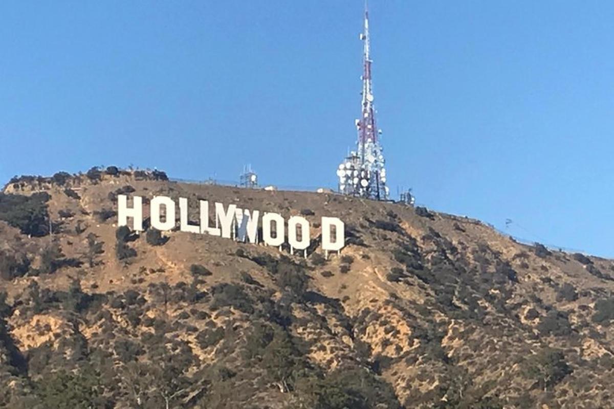 hollywoodský nápis na vrcholu hory