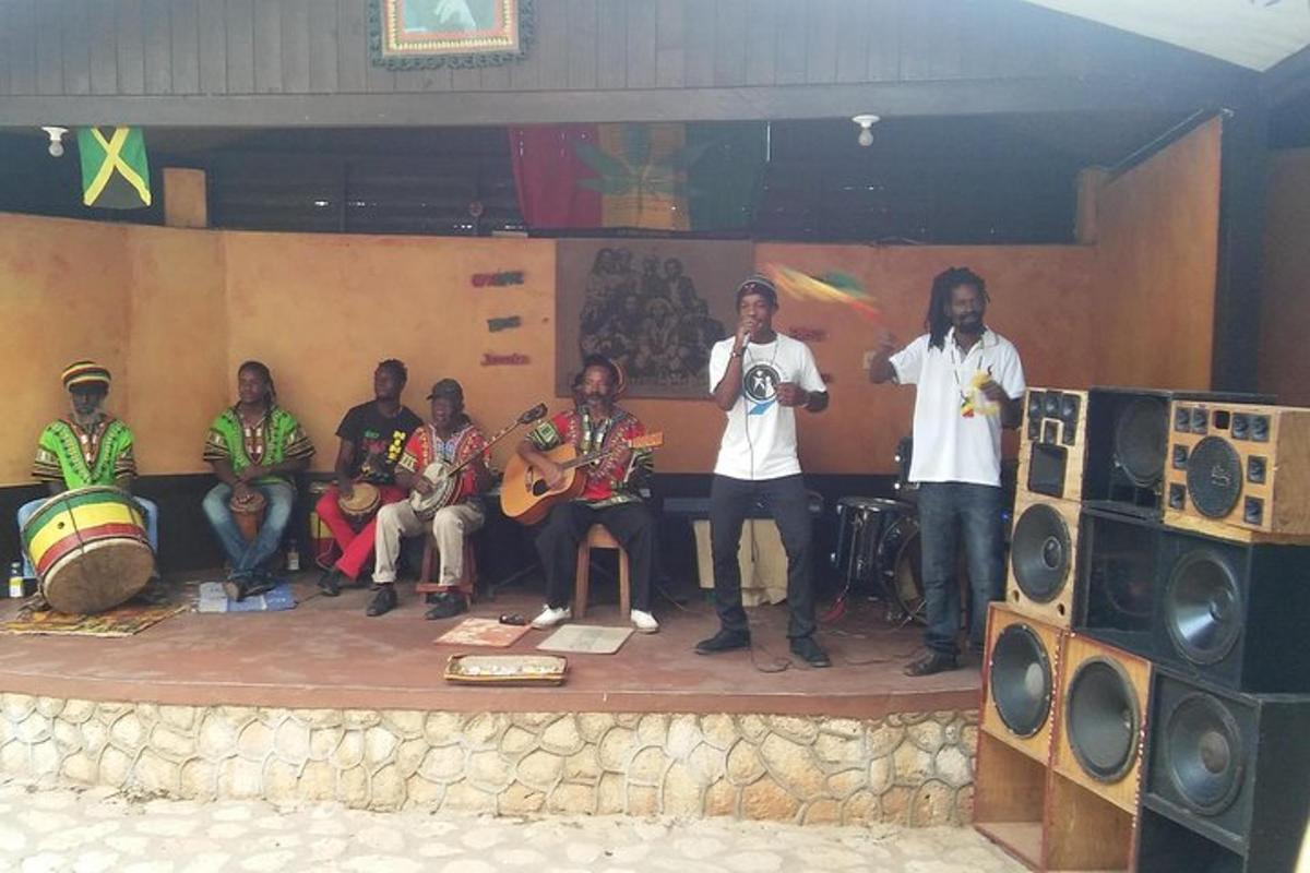 um grupo de homens em pé em um palco com instrumentos