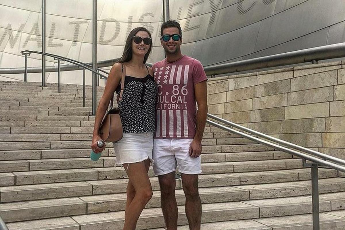 muž a žena stojící před nějakým schodištěm
