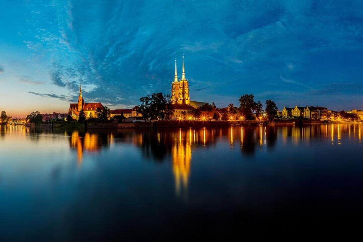 uma vista de uma cidade à noite com água