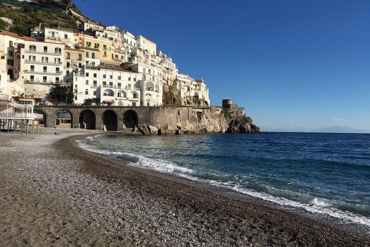 plaža z zgradbami na vrhu hriba ob vodi