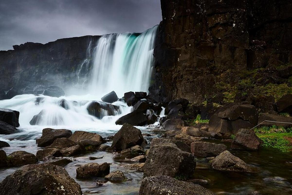 Foss í á með steinum í forgrunni