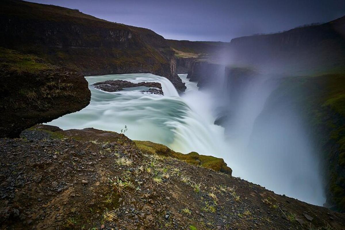 foss í miðri á þar sem vatnið streymir yfir borð