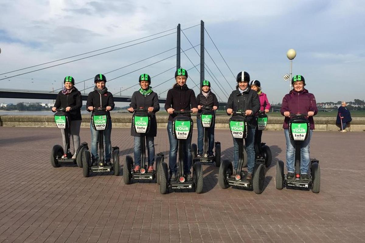 μια ομάδα ανθρώπων κάνει ποδήλατο με segway