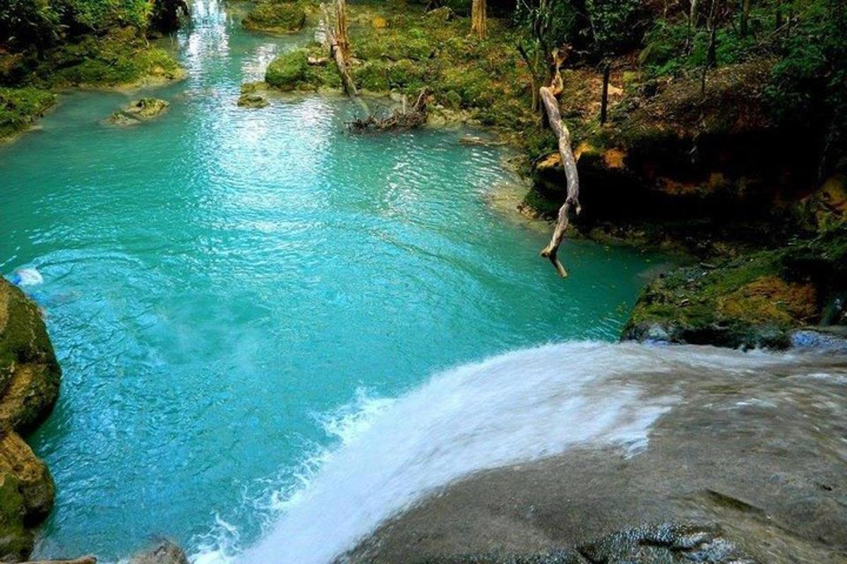 una cascada en un riu amb aigua blava