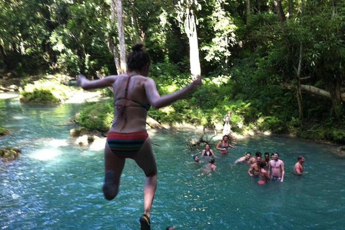 seorang wanita melompat ke dalam sungai bersama sekumpulan orang