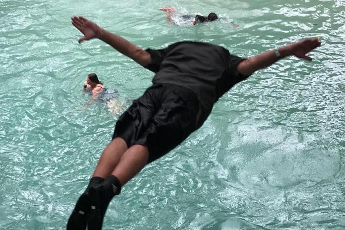 seseorang yang berbaring di atas batu di dalam air