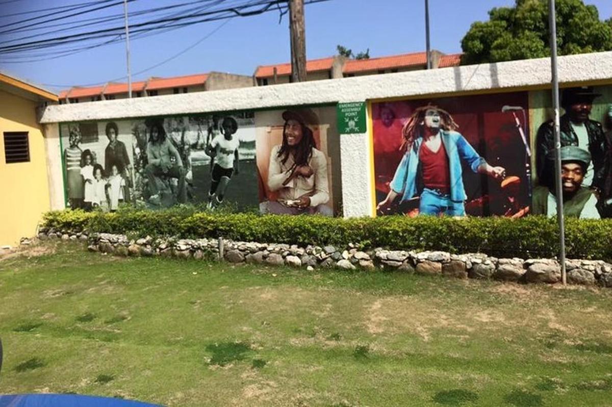 Un edificio con carteles en el costado.
