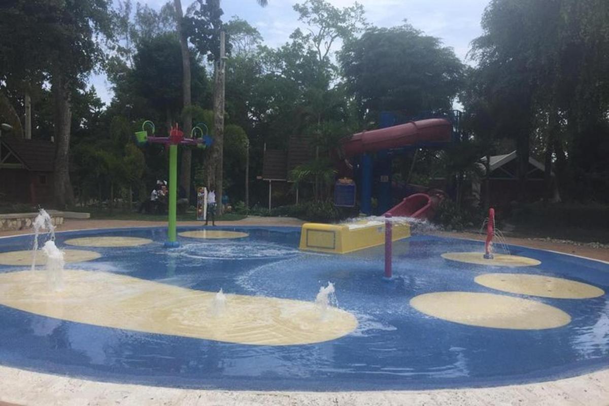 egy vízipark csúszdával és játszótérrel