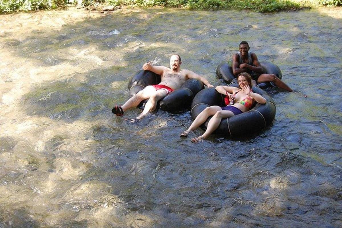 Un grupo de personas viajando en flotadores en el agua.