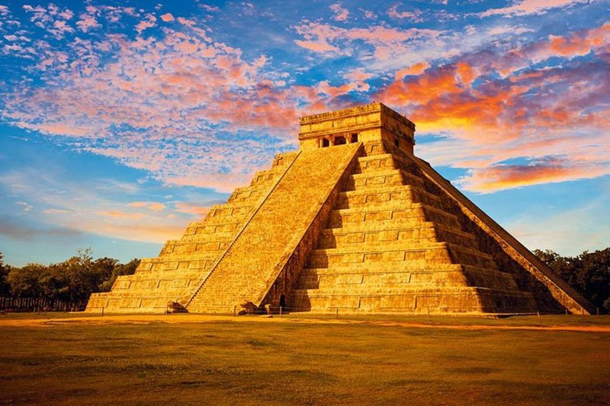 una piramide in un campo con un cielo nuvoloso