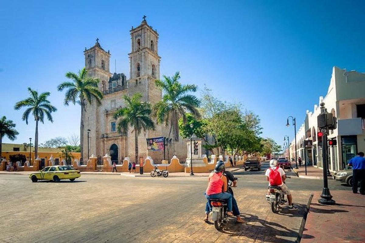 due persone in bicicletta lungo una strada di fronte a una chiesa