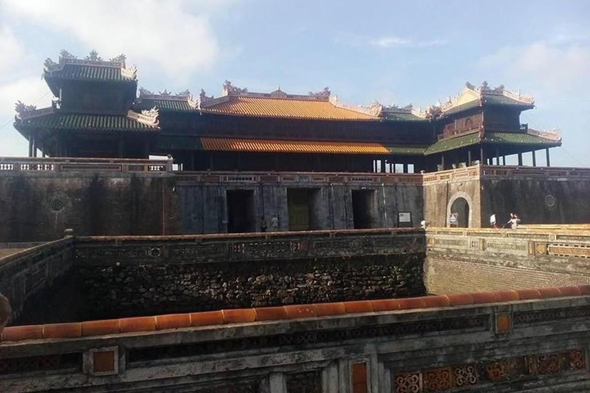 um edifício com uma piscina de água na frente