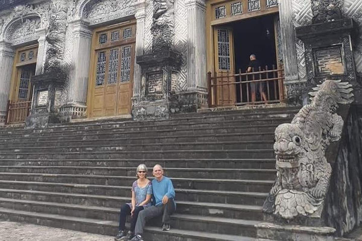 um homem e uma mulher sentados nos degraus de um prédio