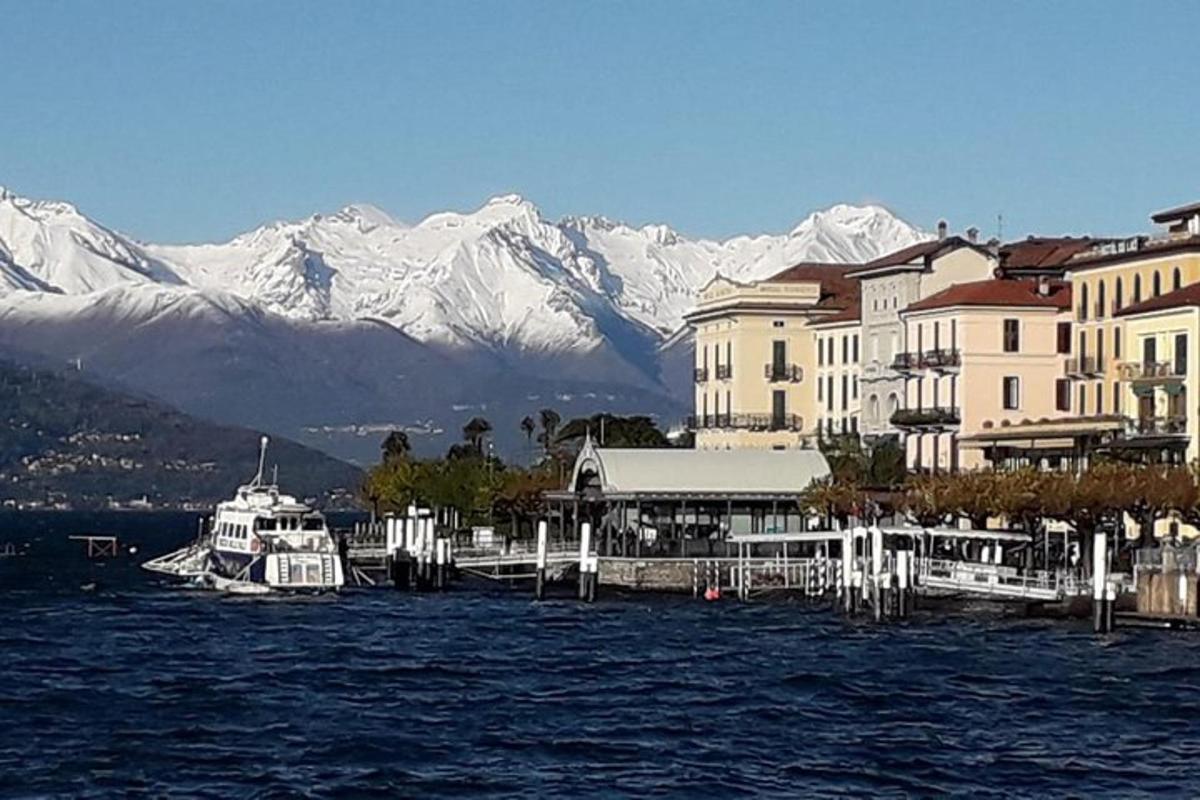 un vaixell està atracat en un moll amb muntanyes cobertes de neu