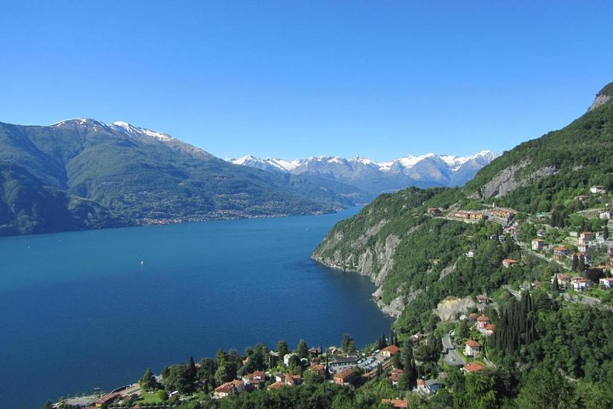 una vista d'un llac a les muntanyes