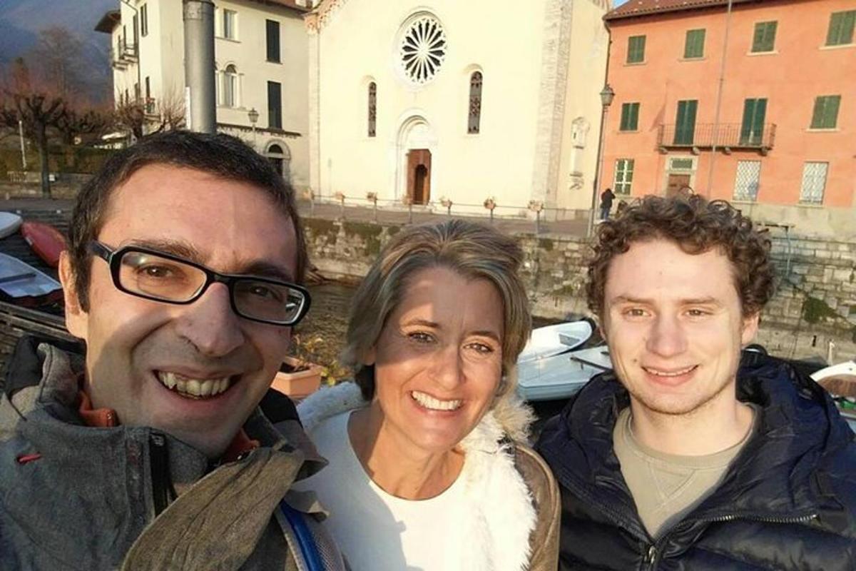 dos homes i una dona posant per a una foto davant d'un edifici