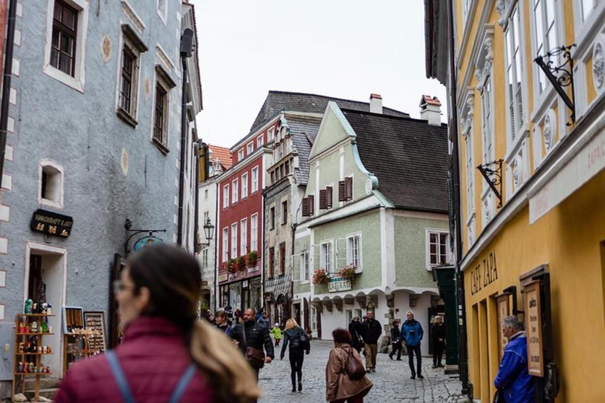 egy csoport ember sétál egy épületekkel teli utcán
