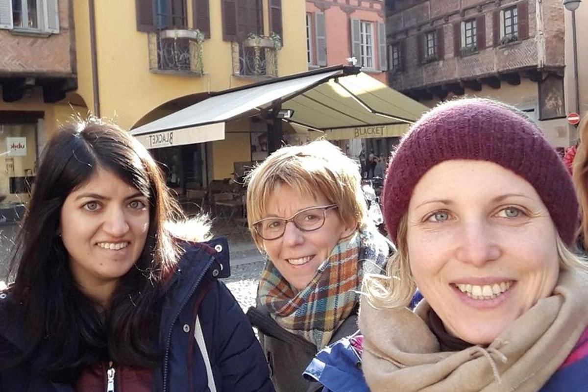 un grup de tres dones que es troben una al costat de l'altra