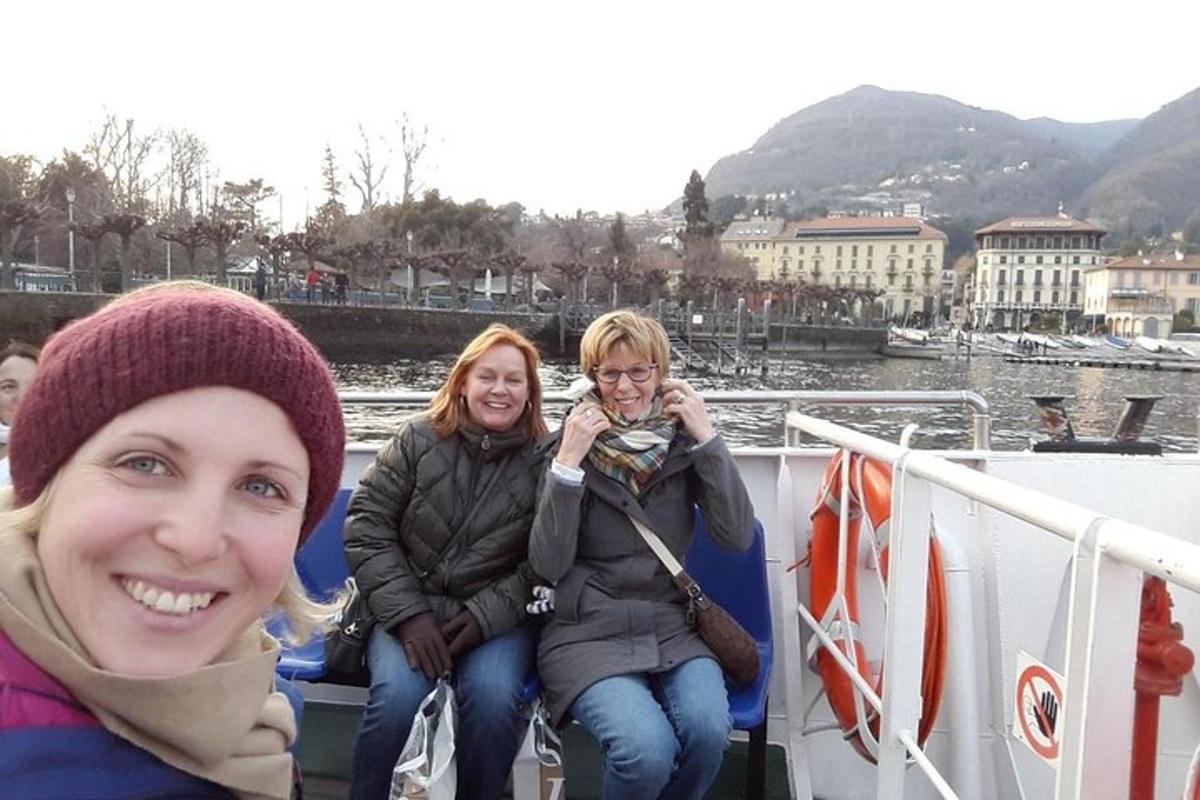 tres mujeres sentadas en la parte trasera de un barco