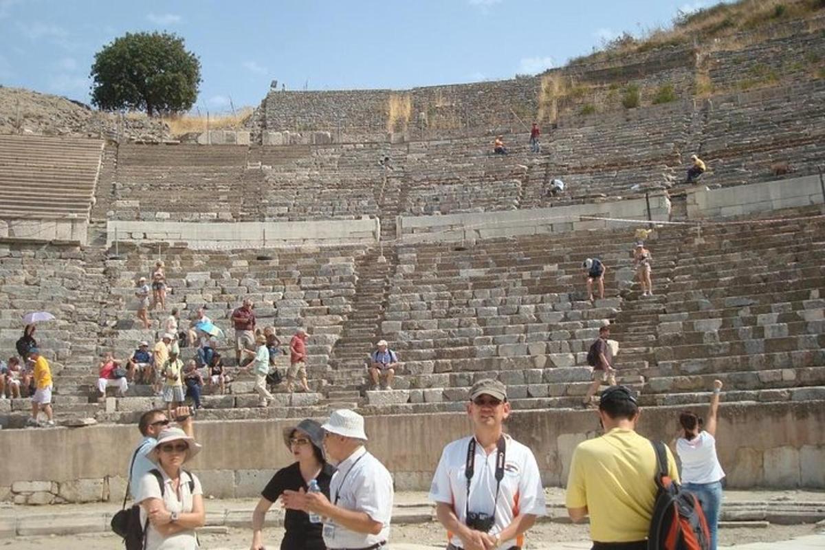 een groep mensen die in een amfitheater staan
