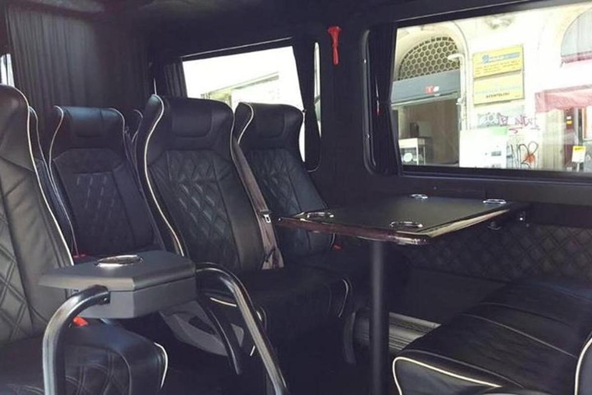 prázdný autobus se židlemi a stolem uvnitř