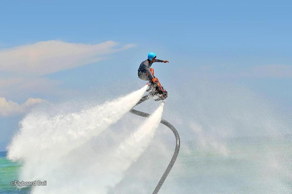 osoba jedoucí na snowboardu na vrcholu rampy