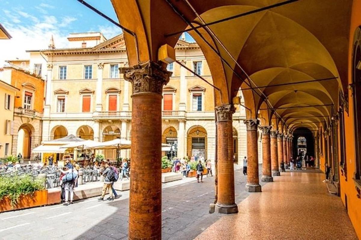 un edificio con colonne e persone che camminano in una strada